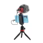 Microphone BOYA BY-MM1 cardioïde compact avec support anti-choc et bonnette anti-vent pour smartphone caméra et création de contenu vidéo.
