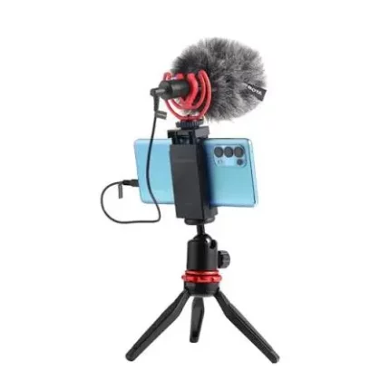 Microphone BOYA BY-MM1 cardioïde compact avec support anti-choc et bonnette anti-vent pour smartphone caméra et création de contenu vidéo.